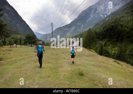 Mutter und Sohn (9-10) Wandern auf Soca Trail im Soca Tal, Bovec, Slowenien, Europa Stockfoto