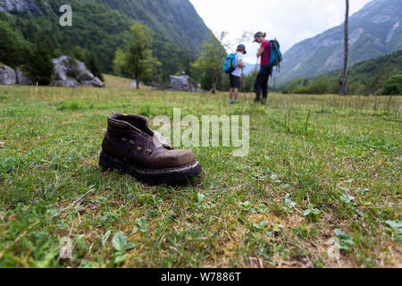 Ein alter Schuh und Mutter und Sohn (9-10) Wandern auf Soca Trail im Soca Tal, Bovec, Slowenien, Europa Stockfoto