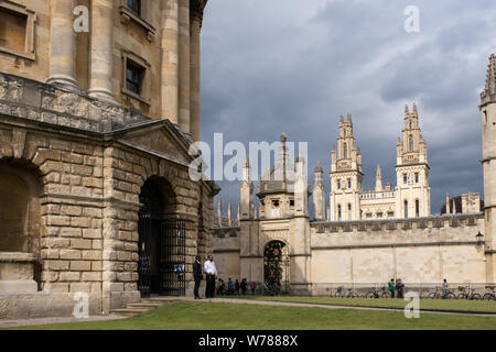 Die runde Radcliffe Camera Gebäude ist einer der am meisten recognizible Universität Gebäude der Stadt, zusammen mit den berühmten Türmen. Stockfoto