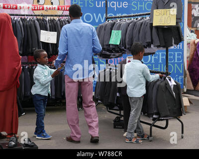 Familie Einkauf für die Jungen Anzüge auf einem Markt im Freien in England Großbritannien. foto DON TONGE Stockfoto