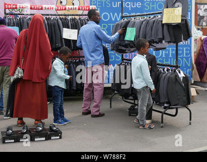 Familie Einkauf für die Jungen Anzüge auf einem Markt im Freien in England Großbritannien. foto DON TONGE Stockfoto