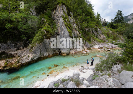 Mutter und Sohn Wandern auf Soca Trail durch die schöne türkisblaue Fluss Soca, Trenta, Bovec, Slowenien, Europa Stockfoto