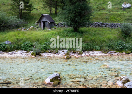 Kleine Holzhütte am smaragdgrünen Fluss Soca, Soca Tal, Slowenien, Europa Stockfoto