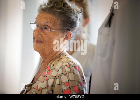 Porträt eines traurigen alten Dame. Stockfoto