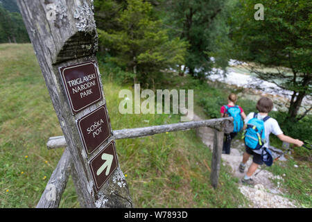 Mutter und Sohn Wandern auf Soca Trail durch die schöne türkisblaue Fluss Soca, Trenta, Bovec, Slowenien, Europa Stockfoto