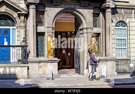 Der Eingang der Karmeliter Kirche Unserer Lieben Frau vom Berge Karmel. in Whitefriar Straße, die Häuser der Schrein von St. Valentin. Stockfoto