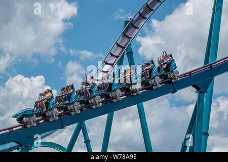 Orlando, Florida. Juli 29, 2019. Leute genießen Mako Achterbahn in Seaworld Stockfoto