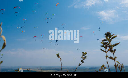 Paragliding Wettbewerbe. Gleitschirm Im Sommer Tag fliegen Stockfoto