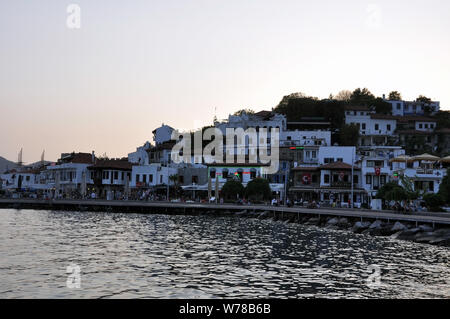 Marmaris Türkei - September 10, 2017: Panoramablick auf das historische Stadtzentrum von Marmaris aus der Ägäis. Die traditionellen weißen Häuser, die Ägäis türkis Stockfoto