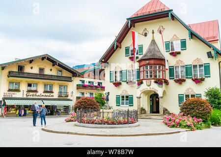 ST. GILGEN, Österreich - Juli 11, 2019: Das Rathaus (Town Hall) am Mozartplatz Im Zentrum von Sankt Gilgen Dorf Stockfoto