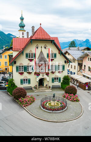 ST. GILGEN, Österreich - Juli 11, 2019: Das Rathaus (Town Hall) am Mozartplatz Im Zentrum von Sankt Gilgen Dorf Stockfoto