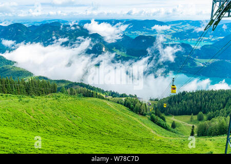 ST. GILGEN, Österreich - Juli 12, 2019: Seilbahn Seilbahn bringt die Besucher auf die Spitze des Zwolferhorn Berg, bietet einen herrlichen Aussichtspunkt Stockfoto