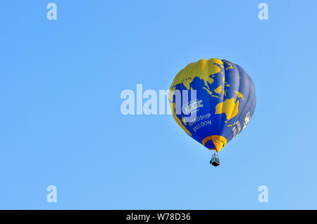 PUTRAJAYA, MALAYSIA - 13. MÄRZ 2016 - Heißluftballon schwebt über blauen Himmel am 8 Putrajaya International Hot Air Balloon Fiesta in Putrajaya, Stockfoto