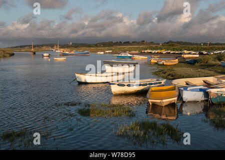 Boote schwimmend auf die Flut an Morston, Norfolk. East Anglia. Stockfoto