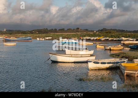 Boote schwimmend auf die Flut an Morston, Norfolk. East Anglia. Stockfoto