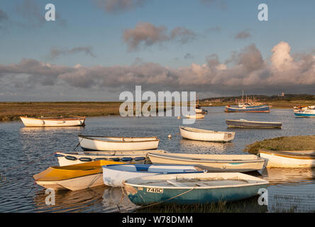 Boote schwimmend auf die Flut an Morston, Norfolk. East Anglia. Stockfoto