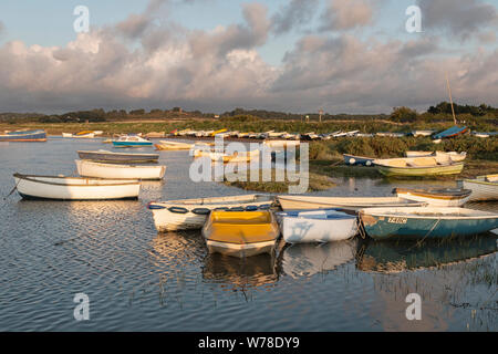 Boote schwimmend auf die Flut an Morston, Norfolk. East Anglia. Stockfoto