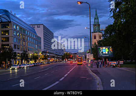 Berlin, Deutschland - 3. August 2019: Night Shot von Leben in der Stadt an einer großen Straße in der Berliner Innenstadt mit Verkehr, Werbung und viele bunte Lichter Stockfoto