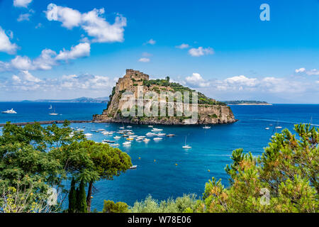 Kastell - Castello Aragonese an einem schönen Sommertag, Insel Ischia, Italien Stockfoto