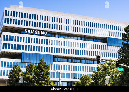 August 1, 2019 San Jose/CA/USA - Die moderne HQ von Samsung Electronics Gerät Lösungen Amerika und Samsung Semiconductor Inc., die in Silizium V entfernt Stockfoto