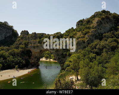 Schöne Schlucht der Ardèche bietet Ihnen das im Süden Frankreichs Stockfoto