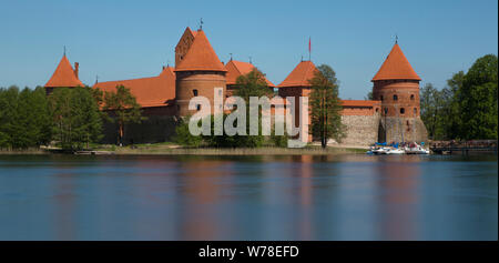 Lange Belichtung Foto einer Burg mit gotischen Elementen auf einer Insel in Trakai, Litauen Stockfoto