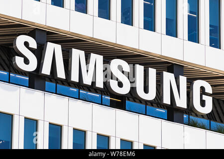 August 1, 2019 San Jose/CA/USA - Samsung Zeichen angezeigt auf der Fassade der modernen HQ von Samsung Electronics Gerät Lösungen Amerika in Silizium Stockfoto