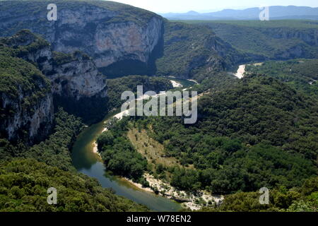 Schöne Schlucht der Ardèche bietet Ihnen das im Süden Frankreichs Stockfoto