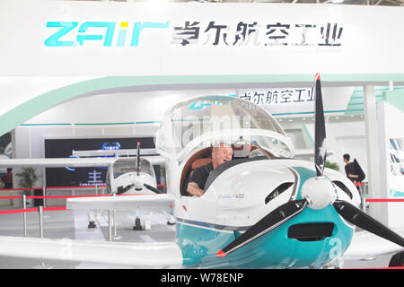 Eine Skyleader 600 Flugzeuge durch Zall Luftfahrtindustrie (Wuhan) Co. entwickelt wird auf dem Display während der ersten FAI Fly-in Expo (WFE) in Wuhan City, cen Stockfoto