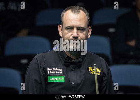 Mark Williams von Wales vertritt einen Schuß zu Mark Selby von England in ein Achtel-Finale während der 2017 Internationale Meisterschaft snooker tournamen Stockfoto