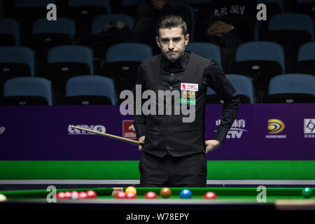 Mark Selby von England hält einen Schuß zu Mark Williams von Wales in einem Achtel-Finale während der 2017 Internationale Meisterschaft snooker tournamen Stockfoto