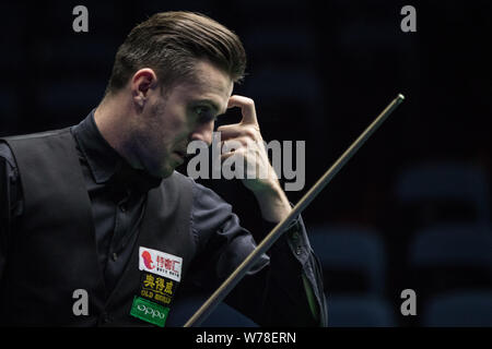 Mark Selby von England hält einen Schuß zu Mark Williams von Wales in einem Achtel-Finale während der 2017 Internationale Meisterschaft snooker tournamen Stockfoto