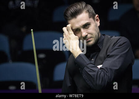 Mark Selby von England hält einen Schuß zu Mark Williams von Wales in einem Achtel-Finale während der 2017 Internationale Meisterschaft snooker tournamen Stockfoto