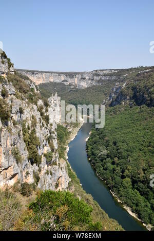 Schöne Schlucht der Ardèche bietet Ihnen das im Süden Frankreichs Stockfoto