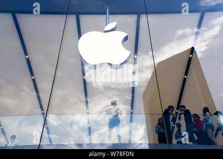 - - - - Kunden sind dargestellt in einem Apple Store in der Stadt Guangzhou, die südchinesische Provinz Guangdong, 22. September 2017. Apple Inc. entwirft iPh Stockfoto