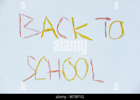 Zeichen zurück zu Schule hand von einem Schüler geschrieben. Kinder Handschrift. Rote und gelbe Buchstaben. Mit Beginn des neuen Schuljahres 2019, 2020. Stockfoto