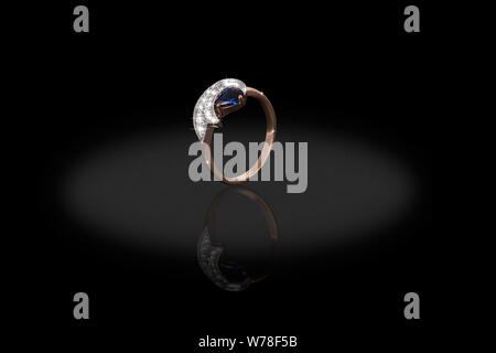 Gelb Gold wertvolle Krone ring Weiblich mit Diamanten auf schwarzem Hintergrund. Gutes Material für design schmuck. Stockfoto