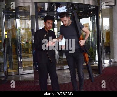 Englisch professional Snooker player Mark Selby Zeichen autographors für einen Lüfter, bevor Sie ein Training am ersten Tag von 2017, Shanghai Masters Stockfoto