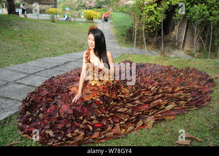 Eine chinesische Modell trägt ein zwei Meter langes Kleid aus Crepe myrthen Blätter stellt auf einem Blatt fashion show in Shampoola Forest Resort in Qingyuan Stadt, Stockfoto