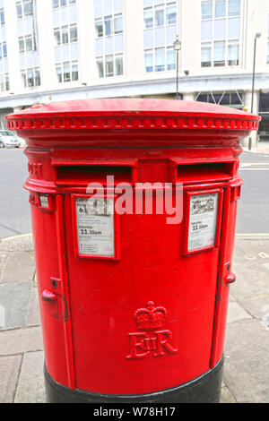 Retro Red Royal London Postfach auf der Straße Stockfoto