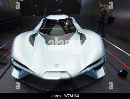 Ein chinesischer Besucher sieht einen NextEV Nio EP9 Supercar auf Anzeige in Hangzhou City, im Osten der chinesischen Provinz Zhejiang, 10. November 2017. Chines Stockfoto