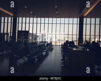 Leeren Flughafen Terminal Wartebereich mit Stühlen in Shanghai Hongqiao Flughafen. Anzeigen curtain wall