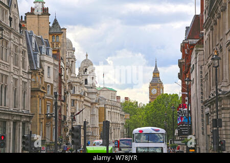 London, Großbritannien - 23 Mai 2016: Ansicht der Whitehall Street vom Trafalgar Square. Stockfoto