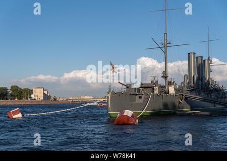 St. Petersburg, Russland - Juli 1, 2019: Aurora Cruiser steht am Ufer der Newa. St. Petersburg. Russland Stockfoto