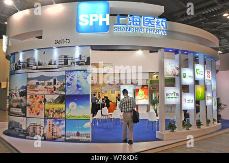 ---- Menschen besuchen den Stand der Shanghai Pharmaceutical (SPH) bei der 4. China (Shanghai) International Technology Fair (CSITF) in Shanghai, Chi Stockfoto