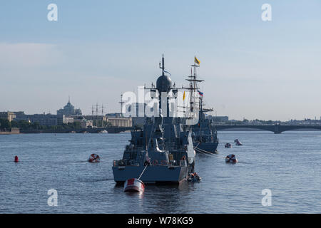 Snkt-Peterbrug, Russland - Juli 21, 2019: Marine Parade am Tag der Marine von Russland. Militärische Zerstörer auf der Newa in der Nähe von Peter-Pavel der Festung. St. Pe Stockfoto