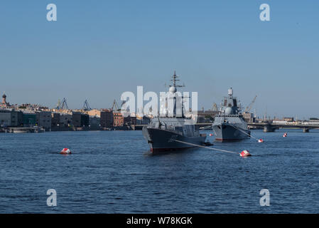 Snkt-Peterbrug, Russland - Juli 21, 2019: Marine Parade am Tag der Marine von Russland. Militärische Zerstörer auf der Newa Sankt-Petersburg. Russland. Stockfoto