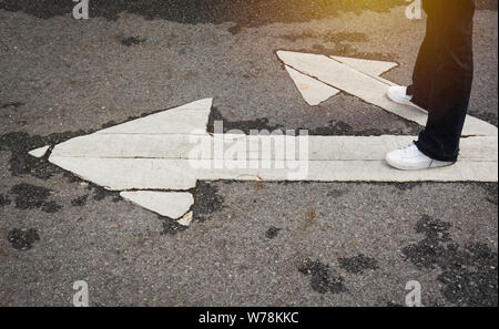 Leute stehen an der Kreuzung und der Entscheidung, welche Weise mit Kopie Platz für Text einfügen. Zwei Möglichkeiten Konzept zu wählen. Stockfoto