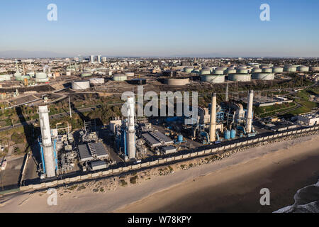 Los Angeles County, Kalifornien, USA - 17. Dezember 2016: Luftaufnahme von El Segundo Kraftwerk und Raffinerie Einrichtungen an der Pazifikküste. Stockfoto