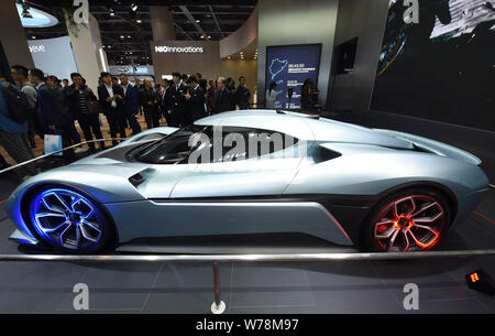 Chinesische Besucher Blick an einem NextEV Nio EP9 Supercar auf Anzeige in Hangzhou City, East China Zhejiang provinz, 10. November 2017. Chinesisch Stockfoto